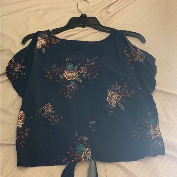 Slightly cropped shirt - Picture 2 of 3